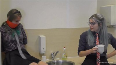 Tràilleach / ceangailte agus gagged / boireannach ann an àmhghar