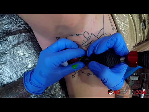 ❤️ Fìor tattooed hottie Sully Savage fhuair tattoo air a clitoris ❤️ Bhidio porn leinn